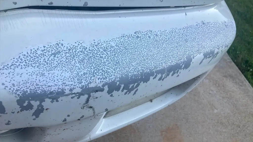 Ο σωστός τρόπος για να βάψετε και να γυαλίσετε έναν προφυλακτήρα 1 Αφαίρεση του παλιού χρώματος